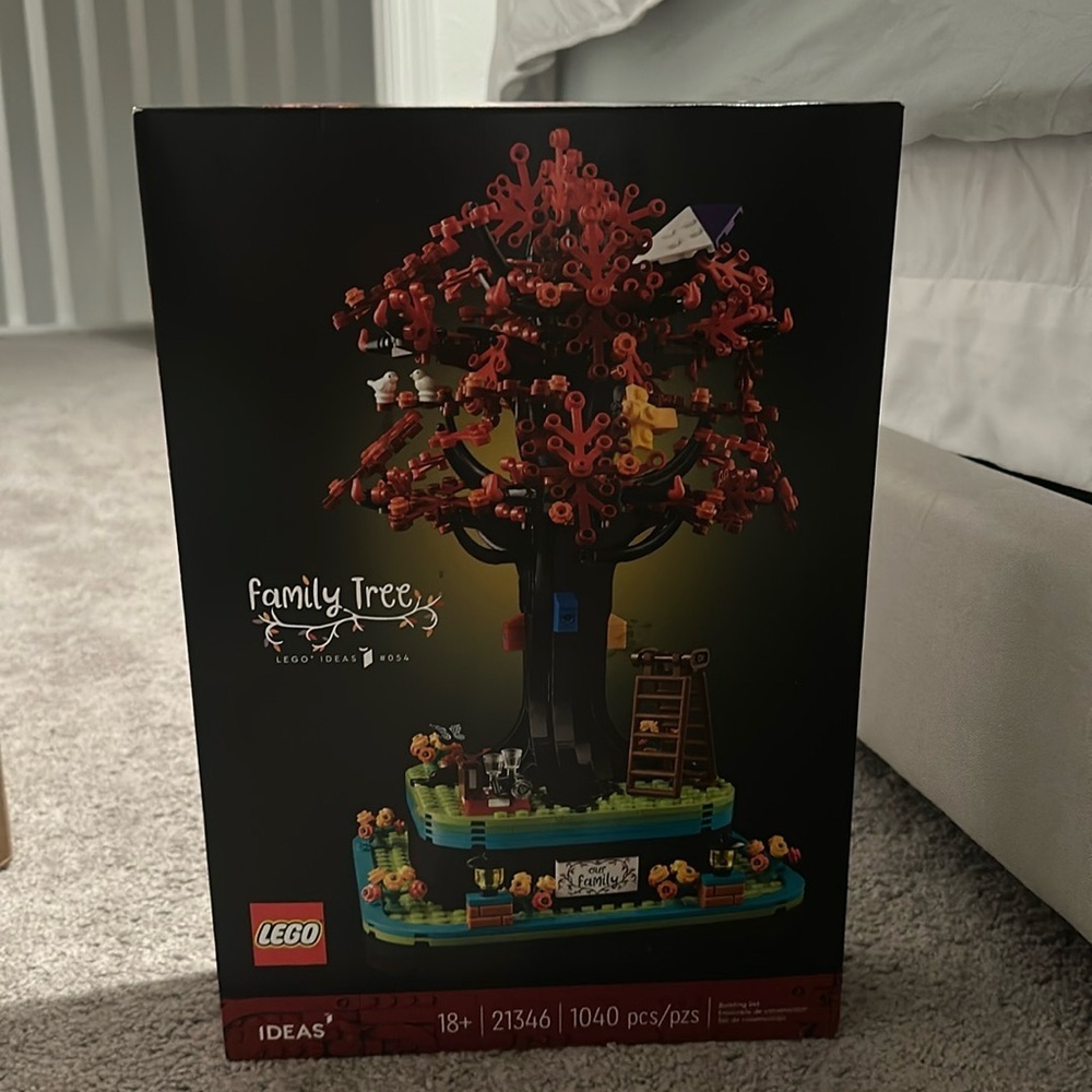 LEGO Ideas Family Tree Building Set (NWT)